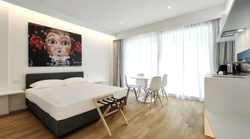 Lit double et salon dans une Suite Jardin
