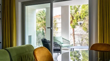 Salon et balcon dans une suite de 2 chambres