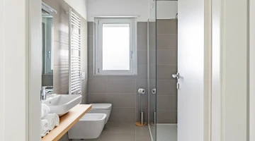 Salle de bain de la Suite Queen avec cabine de douche