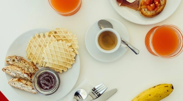 Petit-déjeuner à table