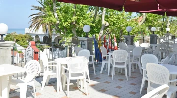 Terrazza arredata con sedie e tavolini