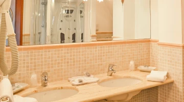 Bagno con box doccia e phon