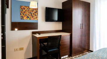Chambre double avec TV et bureau