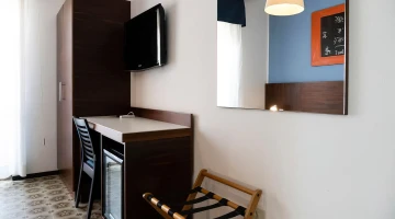 Chambre avec TV et bureau
