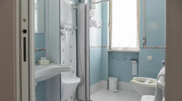 Salle de bain privée avec cabine de douche