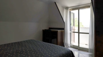 Chambre double mansardée avec balcon vue mer