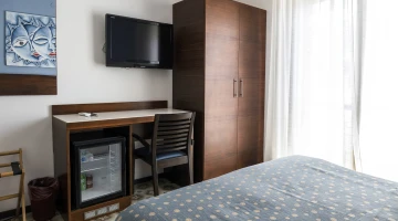 Chambre double avec TV et bureau
