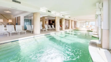 Transats au bord de la piscine