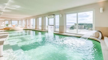 Piscine bien-être avec cascade