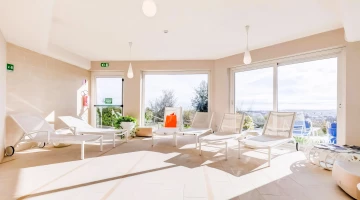 Salle de détente avec transats