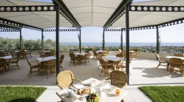 Petit déjeuner en terrasse
