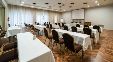 Salle avec écran géant