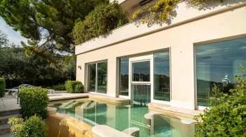 Piscine du centre de bien-être extérieur et intérieur