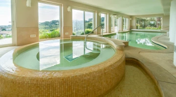 Centre de bien-être avec baignoire d&#39;hydromassage