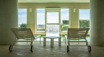 Chaises longues relaxantes avec vue