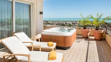 Suite terrasse avec transats et jacuzzi