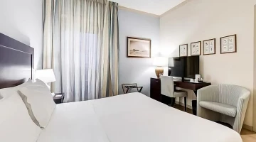 Chambre avec fauteuil et TV 