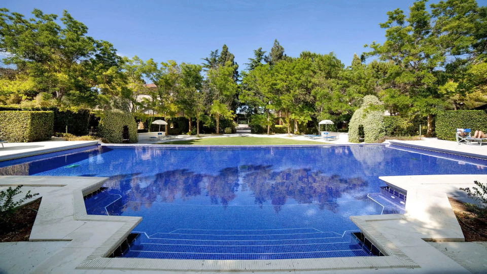 Piscine à débordement