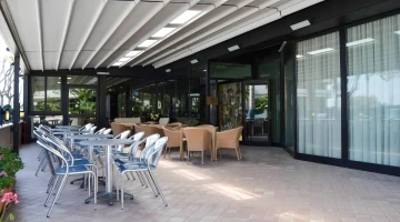 Espace extérieur avec tables et chaises