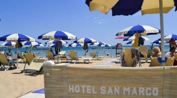Parasols et transats sur la plage