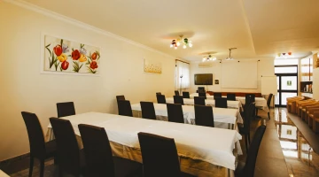 Salle de conférence avec grand écran