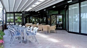 Area esterna con tavoli e sedie