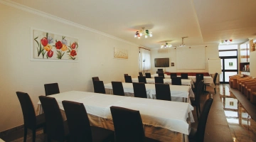 Sala congressi con maxischermo