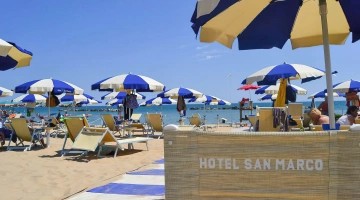 Ombrelloni e lettini in spiaggia