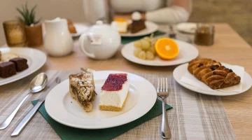 Tavolo allestito per la colazione