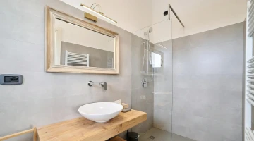 Bagno con box doccia 