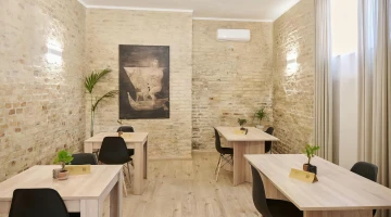 Sala con tavoli per la colazione
