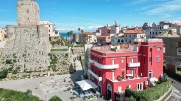 Vista aerea dell'hotel ai piedi del Castello Svevo