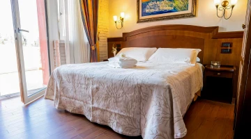 Camera con letto matrimoniale
