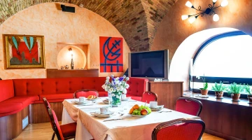 Tavolo allestito per la colazione