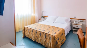 Camera con letto matrimoniale