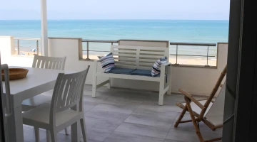 Privater möblierter Balkon