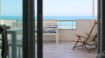 Balkon mit Meerblick in der Wohnung