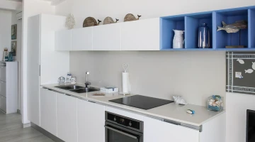 Ausgestattete Küche in der Wohnung
