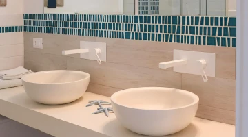 Badezimmer mit Doppelwaschbecken