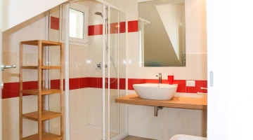 Badezimmer mit Duschkabine