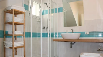 Privates Badezimmer mit Duschkabine