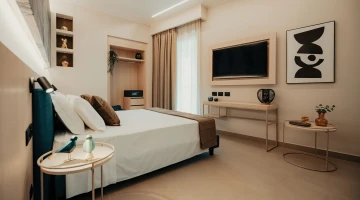 Suite with a TV and private balcony