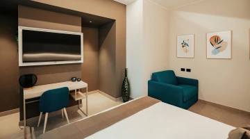 Deluxe double room with TV and desk