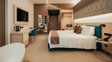 Junior Suite with TV and freestanding bathtub