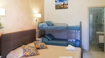 Chambre quadruple avec lits superposés