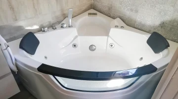 Baignoire à remous dans la salle de bain
