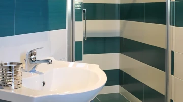 Salle de bain privée avec cabine de douche
