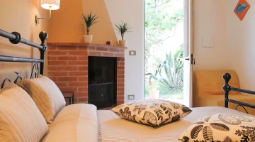 Chambre double avec cheminée et fauteuil