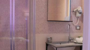 Salle de bain privée avec cabine de douche