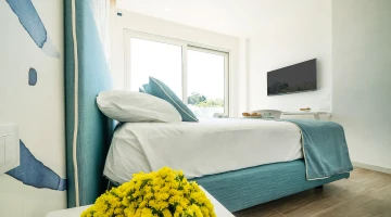 Room with double bed